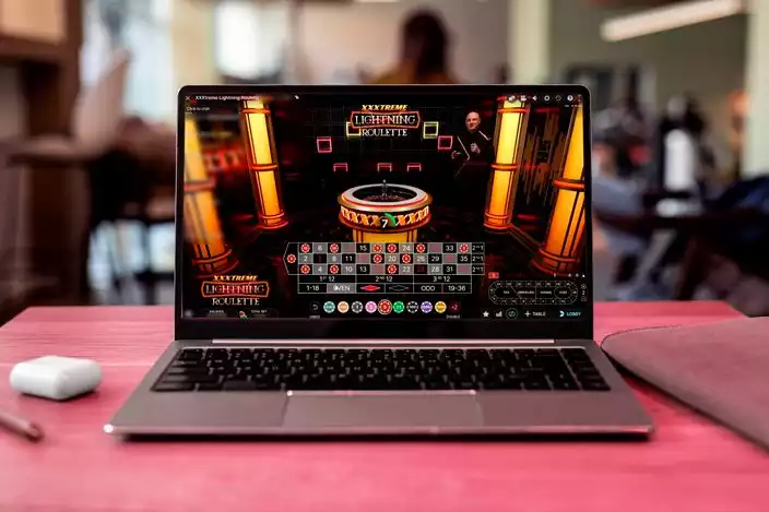 playing a live roulette in laptop