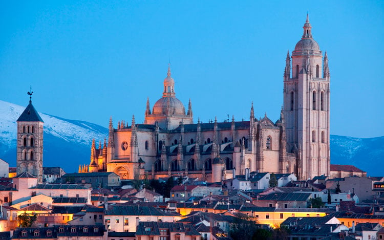 Catedral-de-Segovia-iluminada.jpg