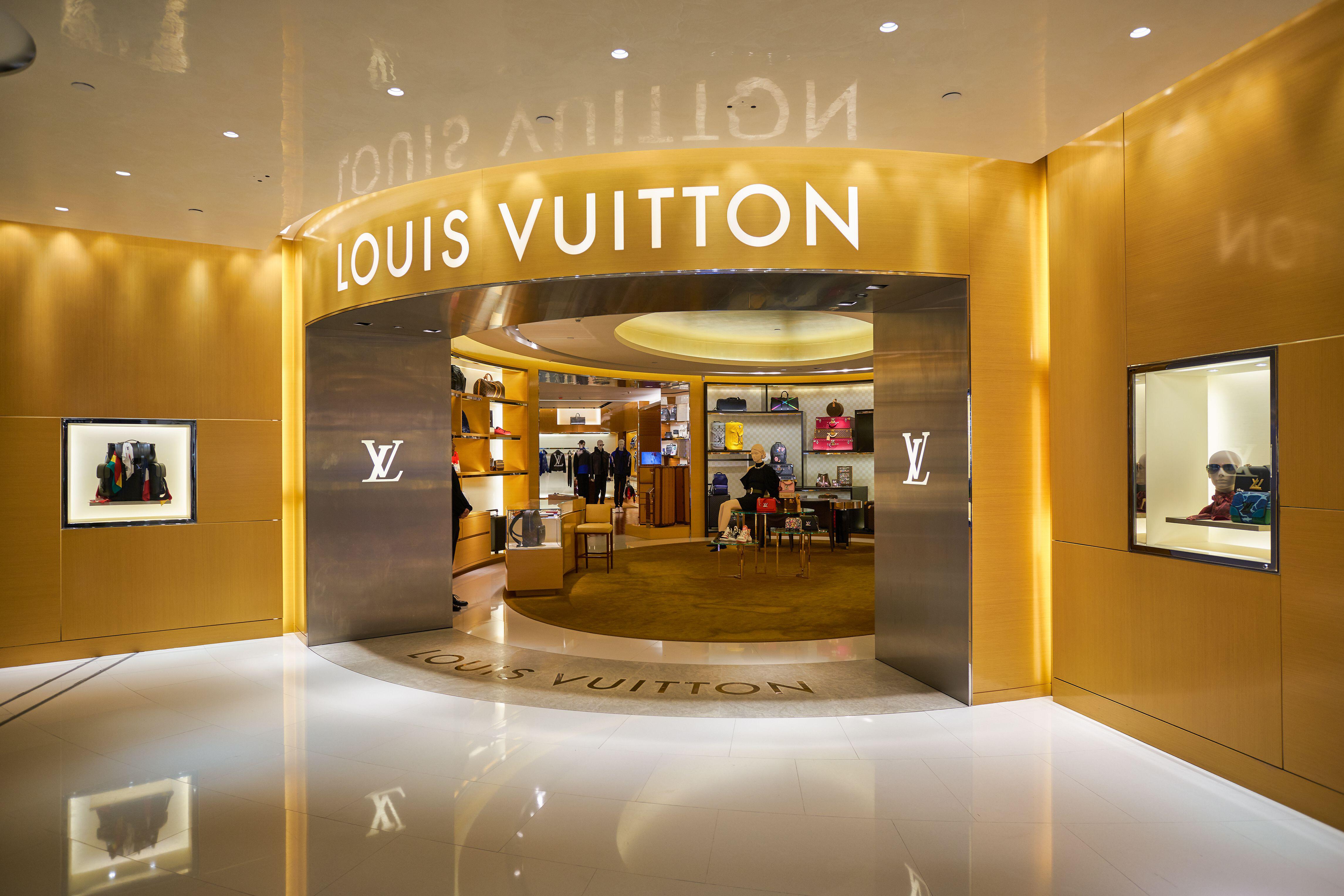 What makes a popular luxury fashion brand? - T&K Luxury Fashion